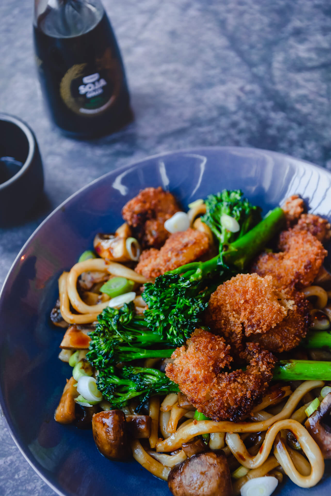 Udon noodles met crispy gamba en hoisin recept