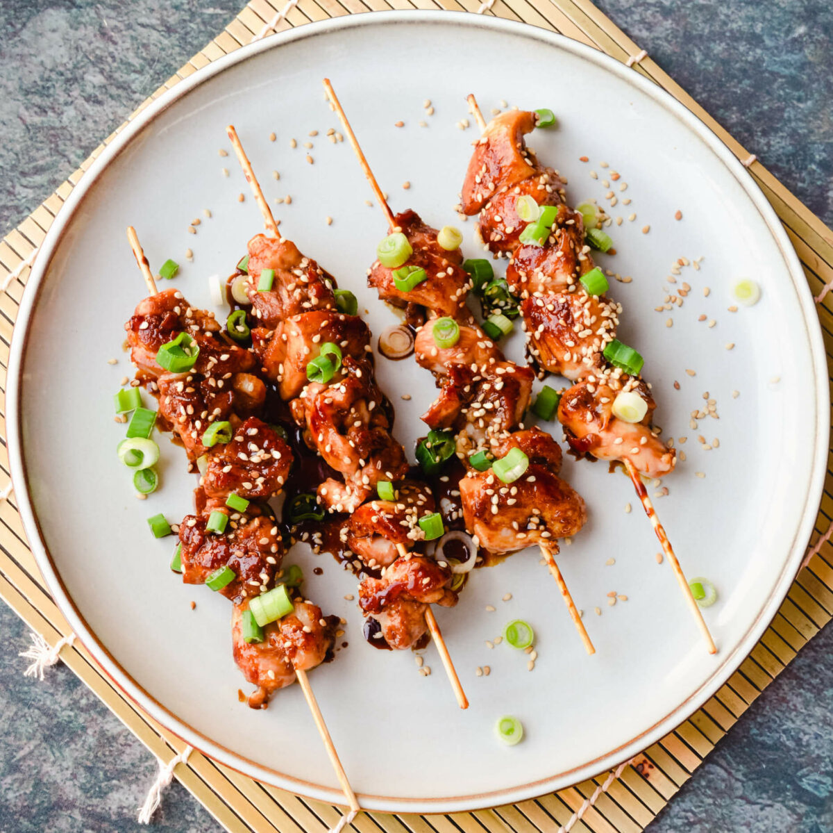 Kip yakitori spiesjes op een houten bord