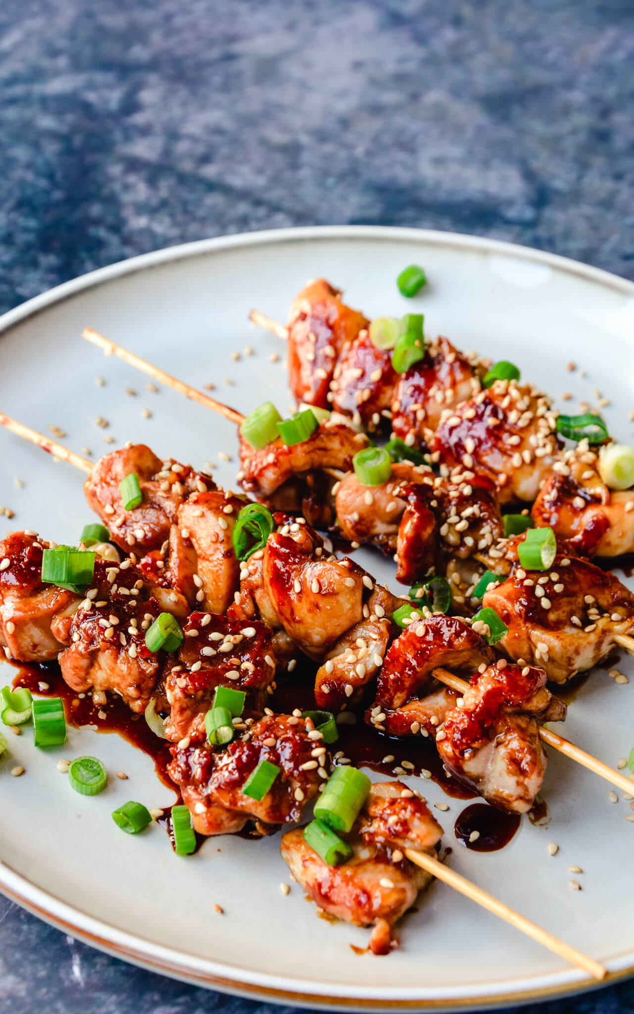 Kip yakitori spiesjes op een bord