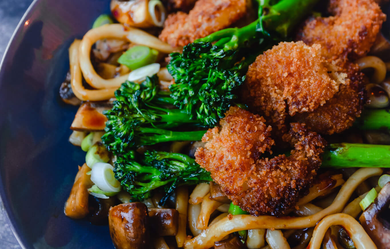 Close up udon noodles met gamba's