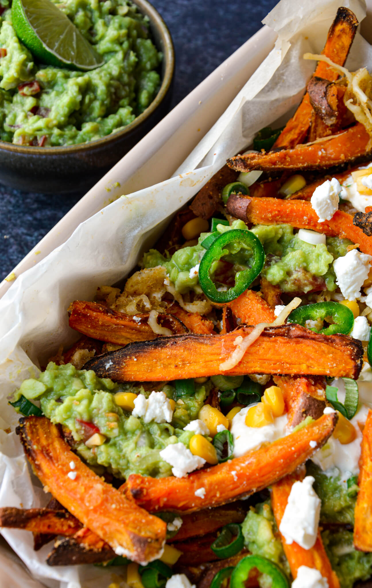 Zoete aardappel nacho's met schaaltje guacamole