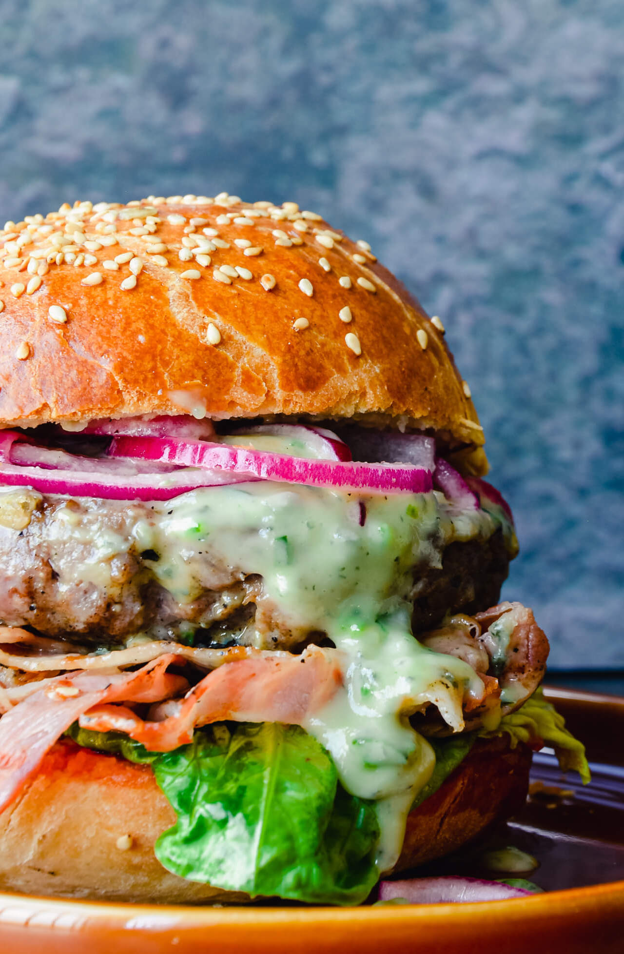 Brioche broodje hamburger met blauwe kaassaus