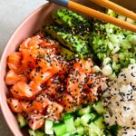 Poke bowl met zalm en ponzu