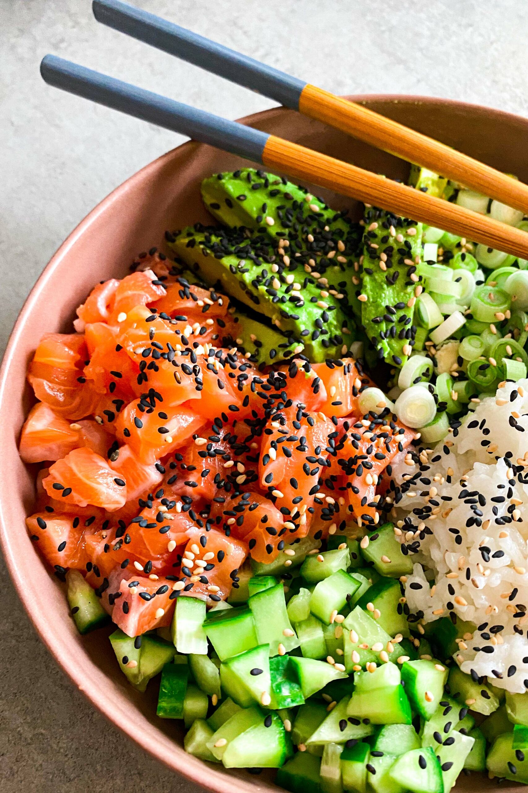 Poke bowl met zalm en ponzu
