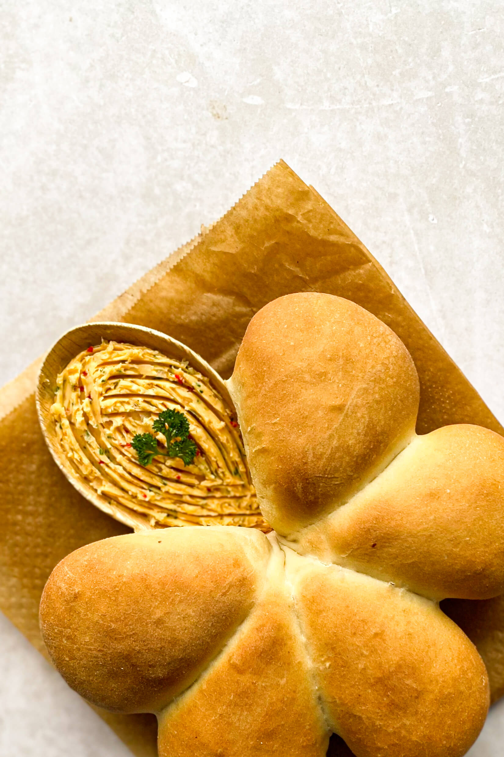 Kruidenboter met breekbrood